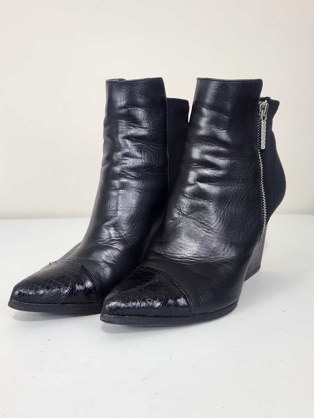 Donald J Pliner "Volt" Women's Leather Bootie Size 9